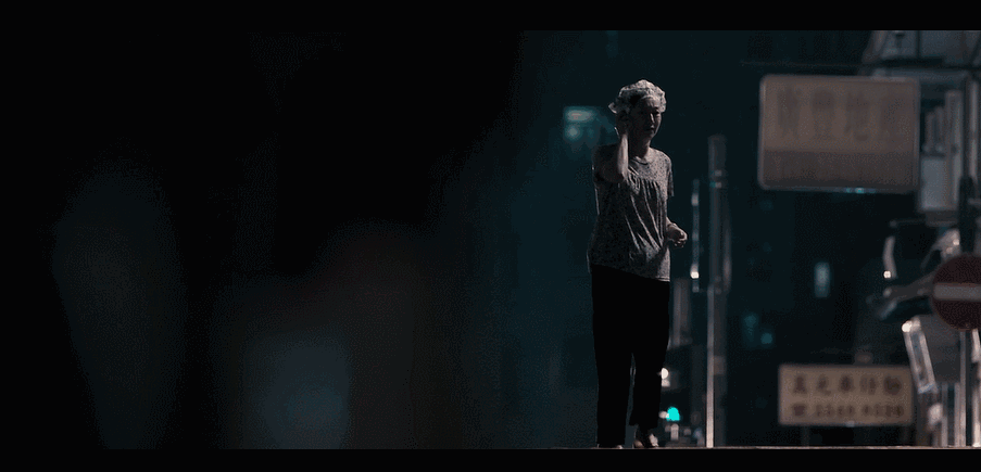 在歌厅唱歌也是红极一时,时代更迭,容颜变换,昔日的繁华已一去不复返