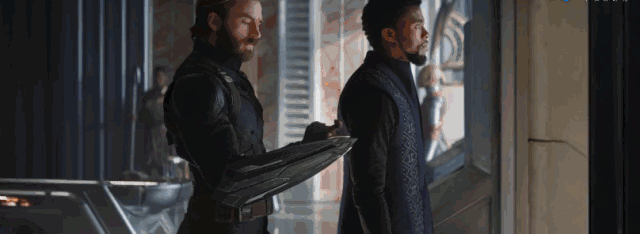 而在这30秒中,最硬的干货,莫过于这一幕: 美队与黑豹并肩,展示出他的