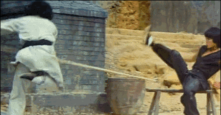 与传统的武打动作融合,比如《师弟出马》里成龙和元彪的这场打斗戏,就